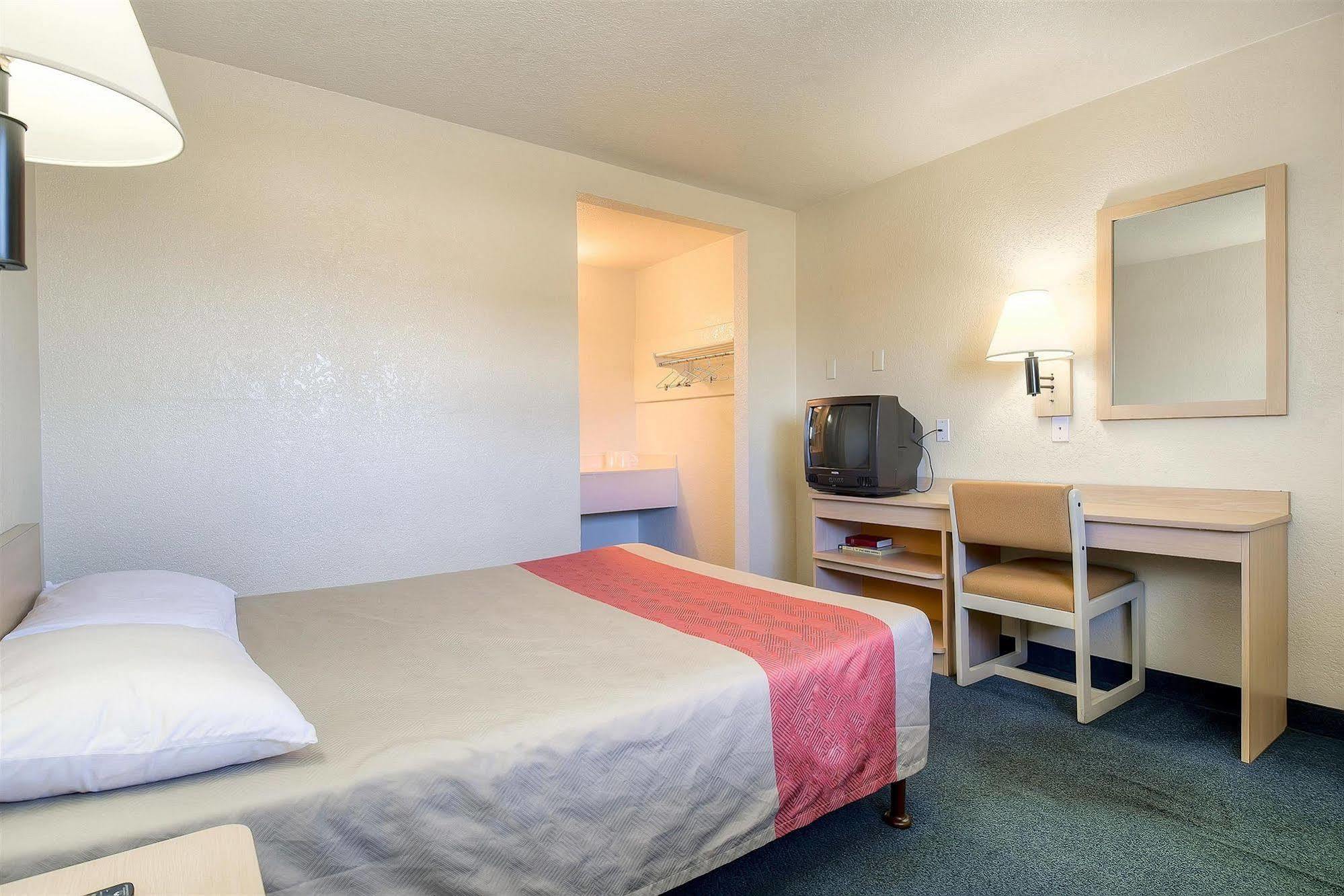 Motel 6 Anaheim Stadium - Orange Dış mekan fotoğraf
