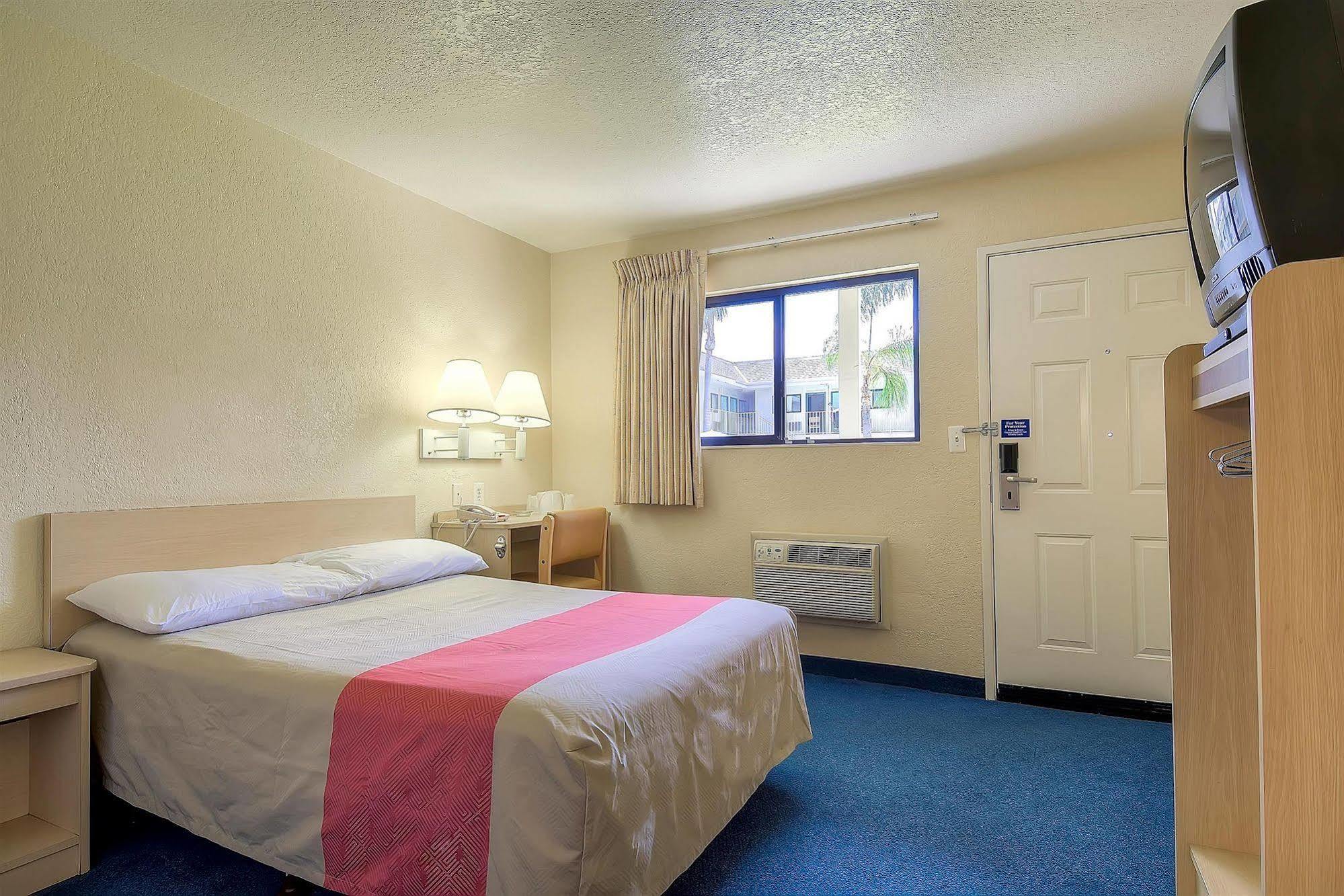 Motel 6 Anaheim Stadium - Orange Dış mekan fotoğraf