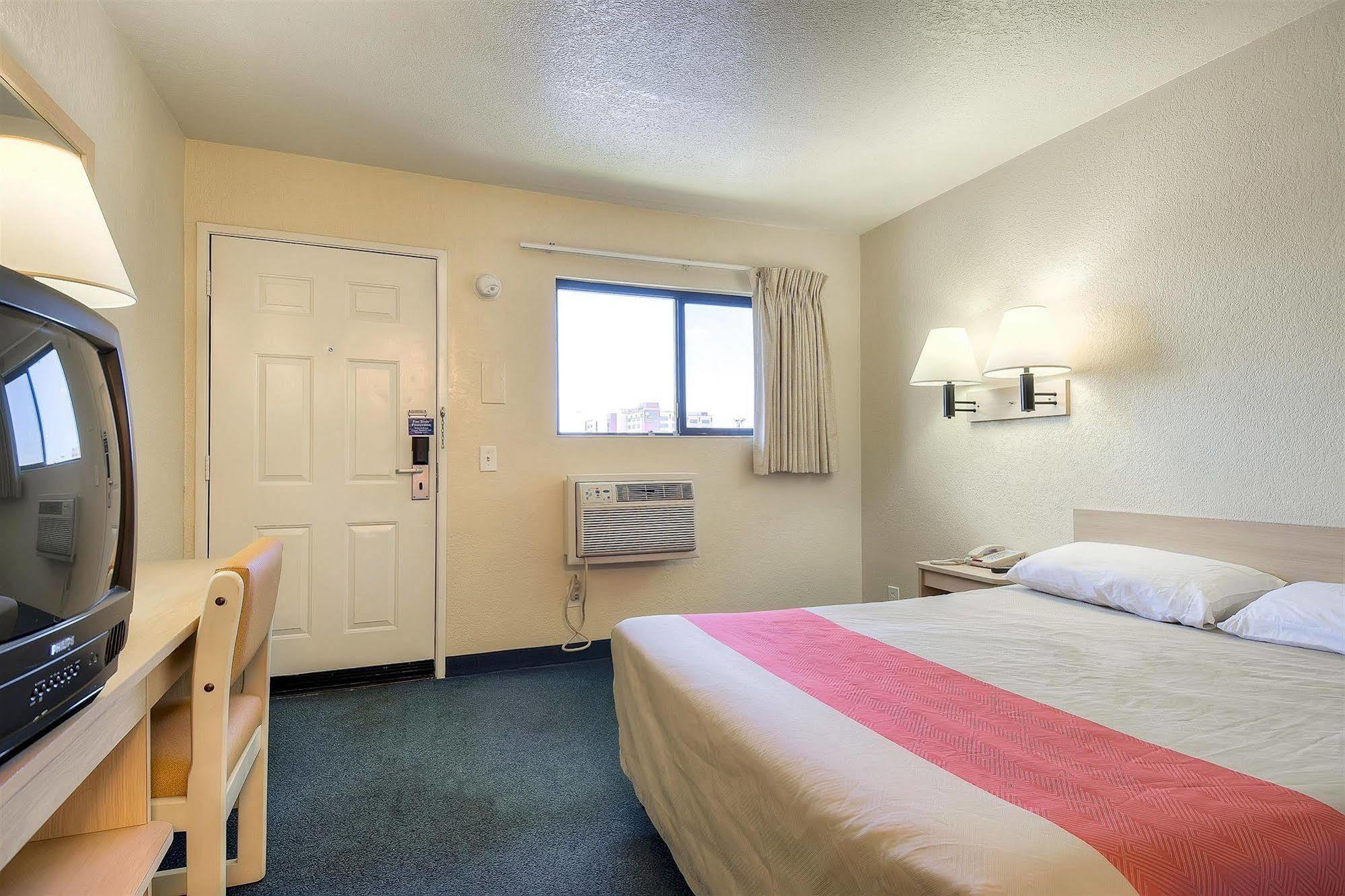 Motel 6 Anaheim Stadium - Orange Dış mekan fotoğraf