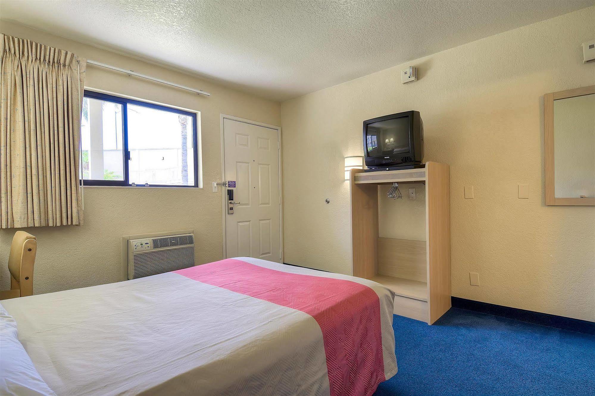 Motel 6 Anaheim Stadium - Orange Dış mekan fotoğraf