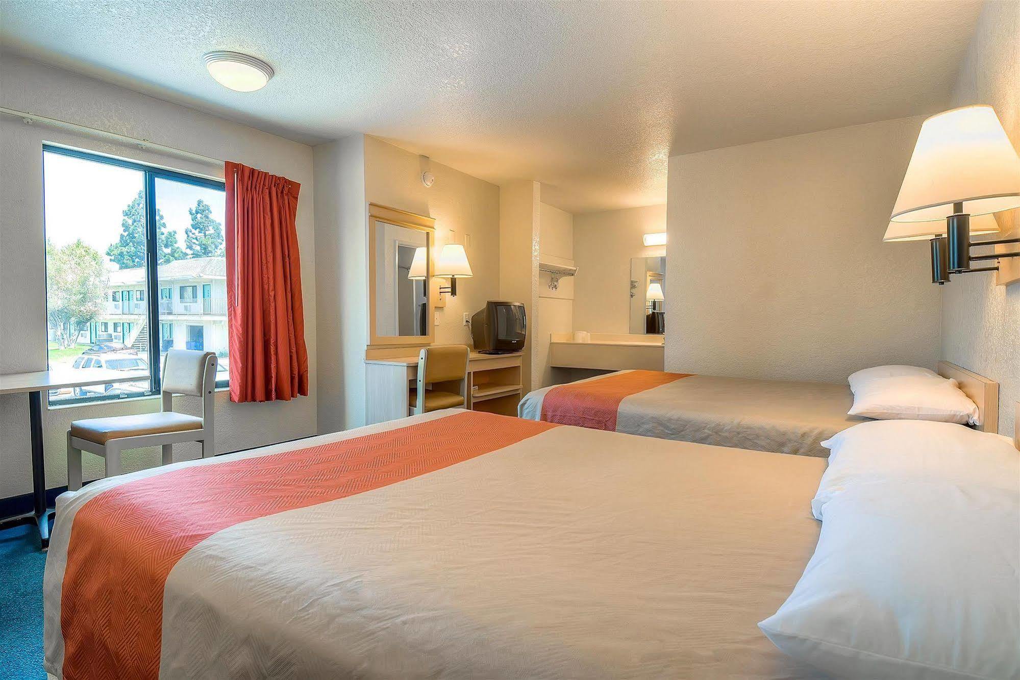 Motel 6 Anaheim Stadium - Orange Dış mekan fotoğraf
