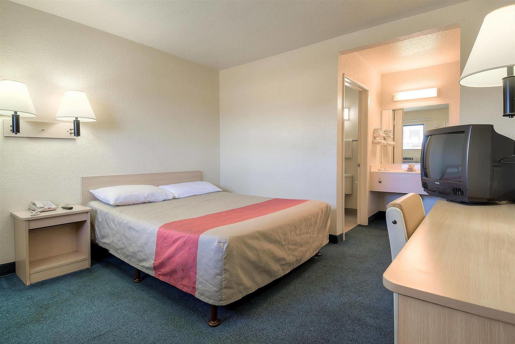 Motel 6 Anaheim Stadium - Orange Dış mekan fotoğraf